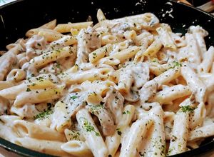 Tejszínes - gombás tészta fokhagymával 🥛🍄🍜🧄🍜🍜 recept fotója