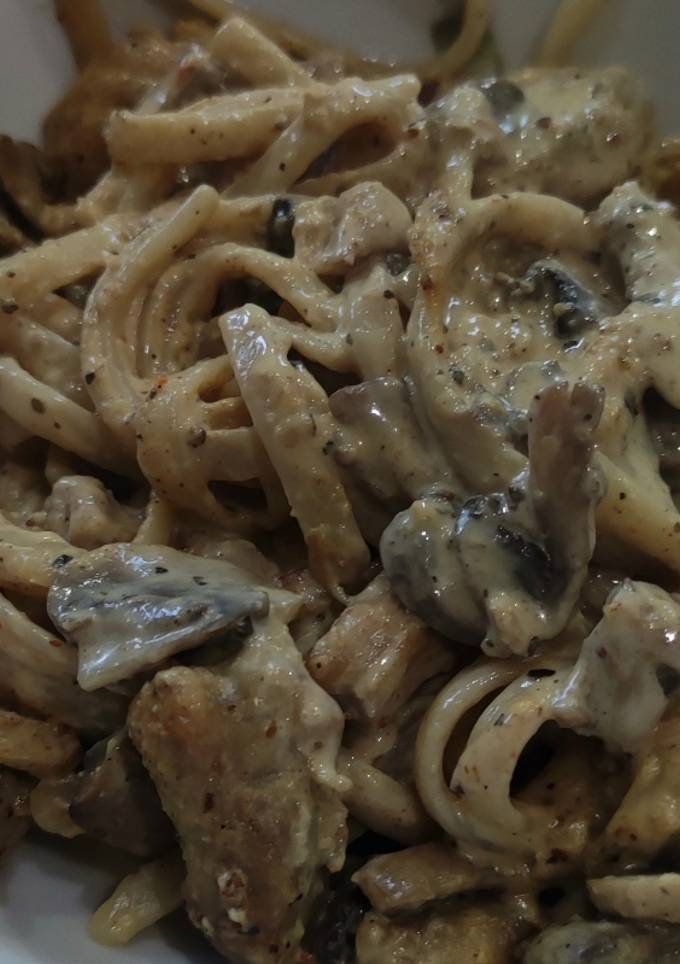 Смачна паста з куркою, вершковим соусом та грибочками