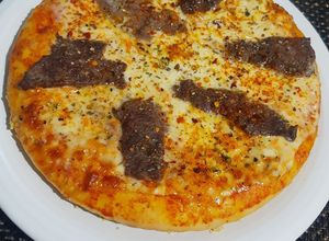 Una foto de Pizza steak con mozzarella