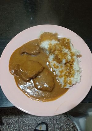 Una foto de Ojo de bife en salsa de vino acompañado de arroz blanco
