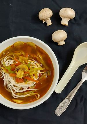વેજ થુકપા સૂપ (Veg Thukpa Soup Recipe In Gujarati) રેસીપી મુખ્ય ફોટો