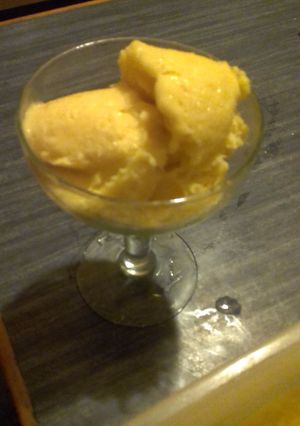 Una foto de Helado de mango !en casa y sin máquina