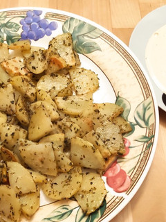 Una foto de Patatas al horno con salsa alioli