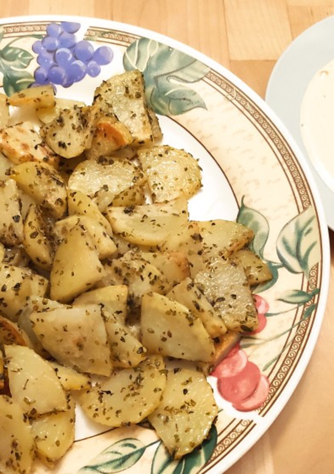 Una foto de Patatas al horno con salsa alioli