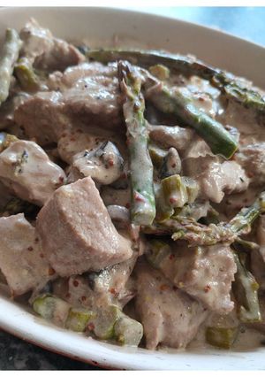Une photo de Veau cuisiné à la crème de moutarde, asperges vertes et champignons