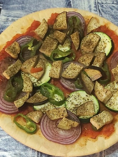 Una foto de Pizza de verduras vegana y sin lactosa