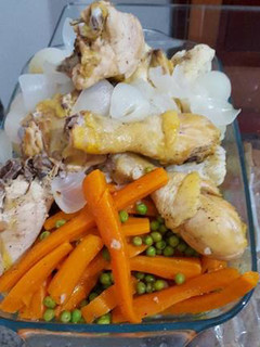 Una foto de Escabeche de gallina acompañado con yuca