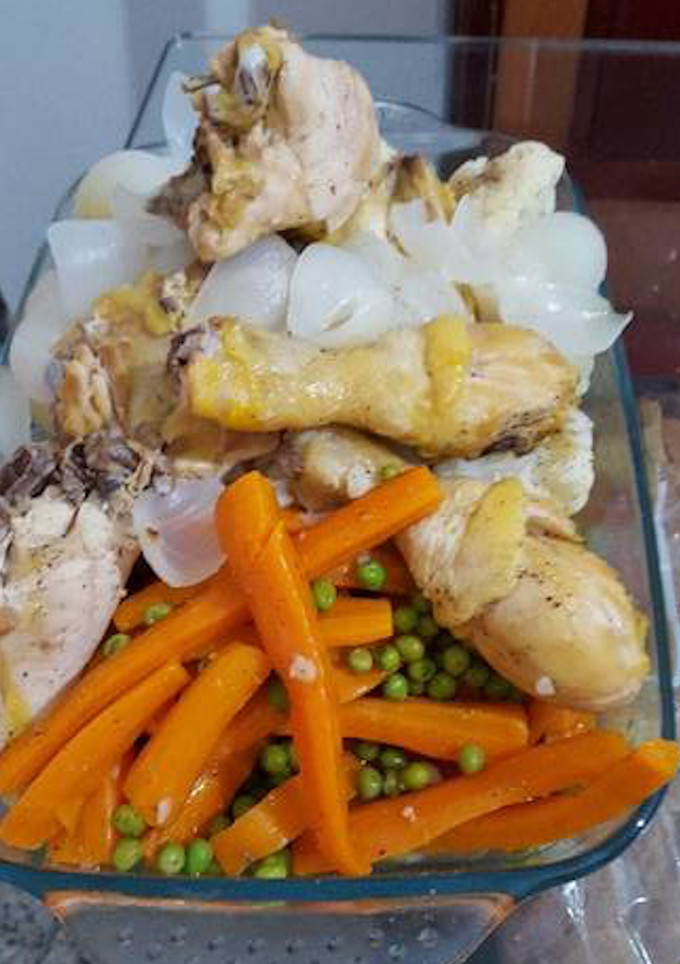 Una foto de Escabeche de gallina acompañado con yuca