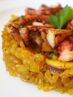 Una foto de Arroz konjac con calamar y eneldo