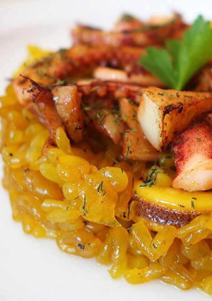 Una foto de Arroz konjac con calamar y eneldo
