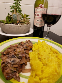 Una foto de Lomo con salsa de champiñón al tinto y puré de batata especiado