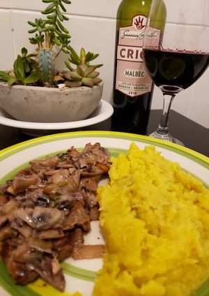 Una foto de Lomo con salsa de champiñón al tinto y puré de batata especiado