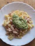 Pasta mit Rucola-Walnuss-Pesto und weißen Bohnen
