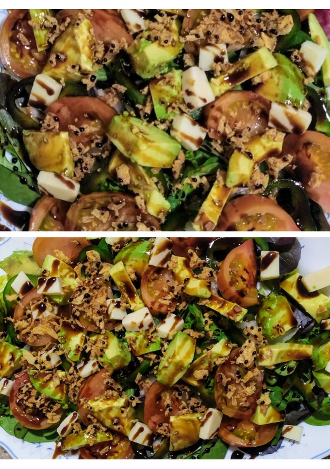 Una foto de Ensalada fresca de brotes tiernos, pimiento verde y aguacate