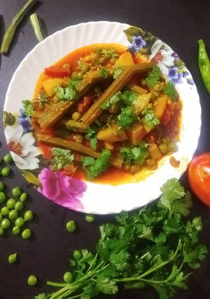 વટાણા સરગવા નું શાક (Vatana Sargva Recipe In Gujarati) રેસીપી મુખ્ય ફોટો