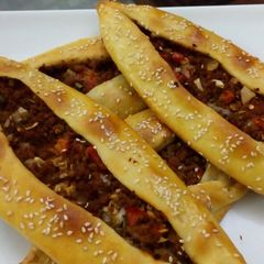 A picture of Turkish Pide.