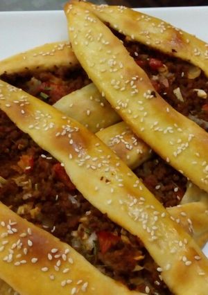 A picture of Turkish Pide.