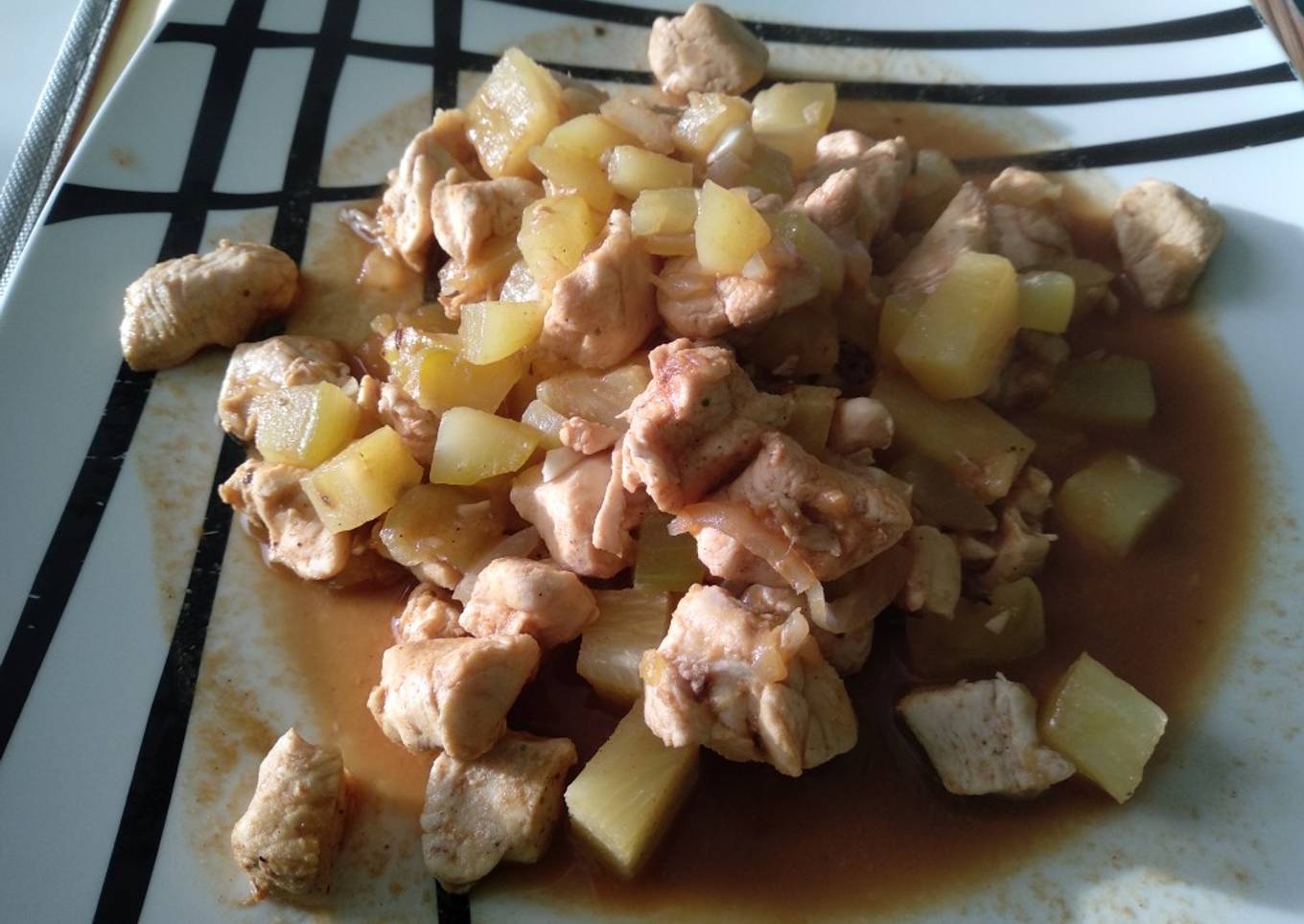 Pollo con piña al curry y soja