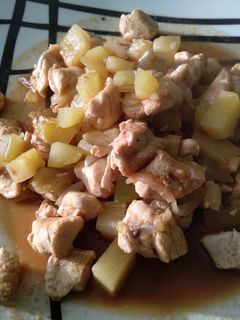 Una foto de Pollo con piña al curry y soja