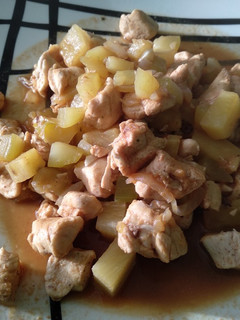 Una foto de Pollo con piña al curry y soja
