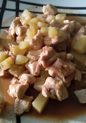 Una foto de Pollo con piña al curry y soja