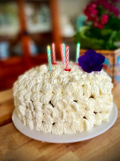 Una foto de Tarta de crema, piña y nata