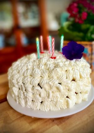 Una foto de Tarta de crema, piña y nata