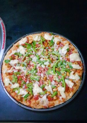 A picture of Tikka pizza.