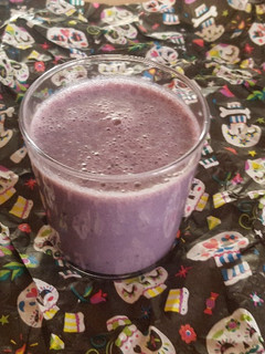 Una foto de Batido de plátano y moras