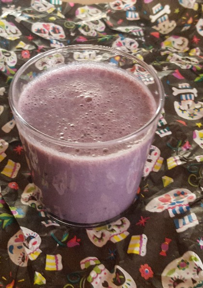 Una foto de Batido de plátano y moras