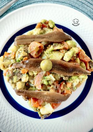 Una foto de Ensalada de patata trufada con aguacate y anchoas