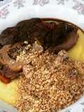 Ossobuco com cerveja preta, polenta e farofa funcho