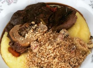 Foto de Ossobuco com cerveja preta, polenta e farofa funcho