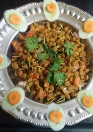 A picture of Sprouted chana salad.