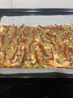 Una foto de Pizza de cebolla y champiñones