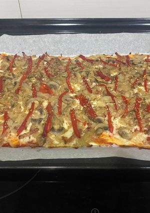 Una foto de Pizza de cebolla y champiñones