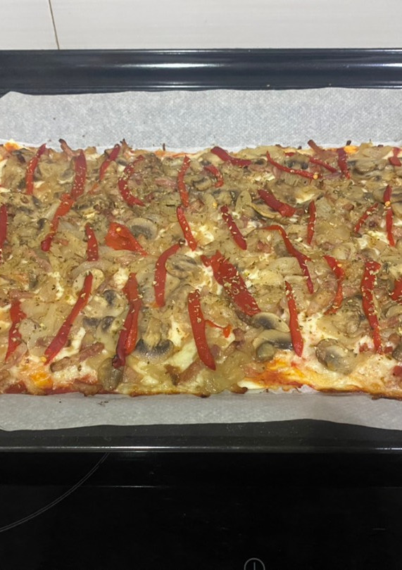 Una foto de Pizza de cebolla y champiñones