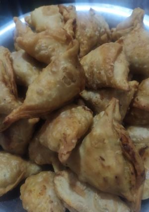 સમોસા (Samosa Recipe in Gujarati) રેસીપી મુખ્ય ફોટો