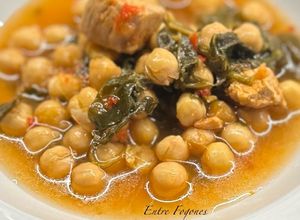 Una foto de Garbanzos con espinacas y cerdo en Olla Gm G
