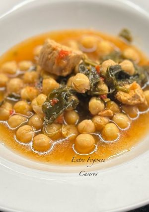 Una foto de Garbanzos con espinacas y cerdo en Olla Gm G