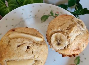 Una foto de Muffins de banana y pera. Con harina integral, avena y leudante