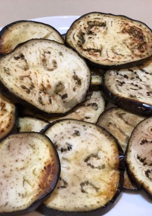 A picture of Grilled aubergines 🍆.