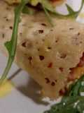 Crujiente de parmesano con carpaccio de ternera y vinagreta