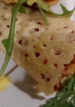 Una foto de Crujiente de parmesano con carpaccio de ternera y vinagreta