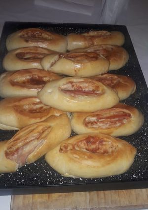 Una foto de Esfiha brasilera de salchicha, jamón y queso