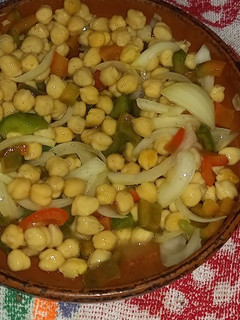 Una foto de Ensalada de garbanzos
