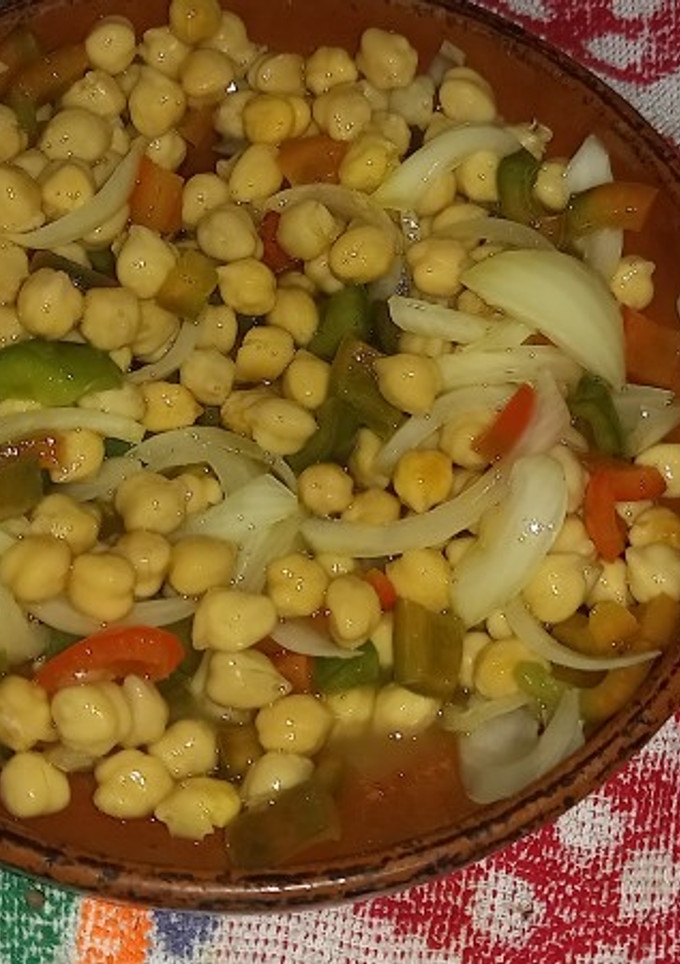 Una foto de Ensalada de garbanzos