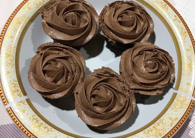 Dark Chocolate Cupcakes with Chocolate Cream Cheese Frosting Dark Chocolate Cupcakes with Chocolate Cream Cheese Frosting