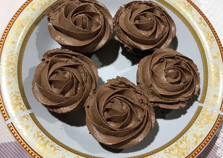 Dark Chocolate Cupcakes with Chocolate Cream Cheese Frosting