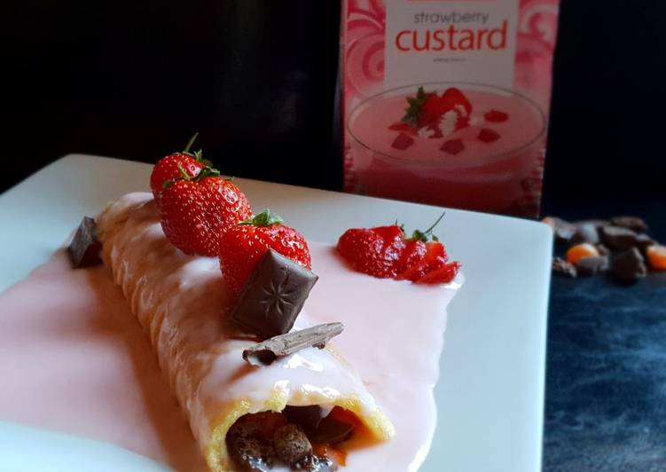 Rollgoll with strawberry custard